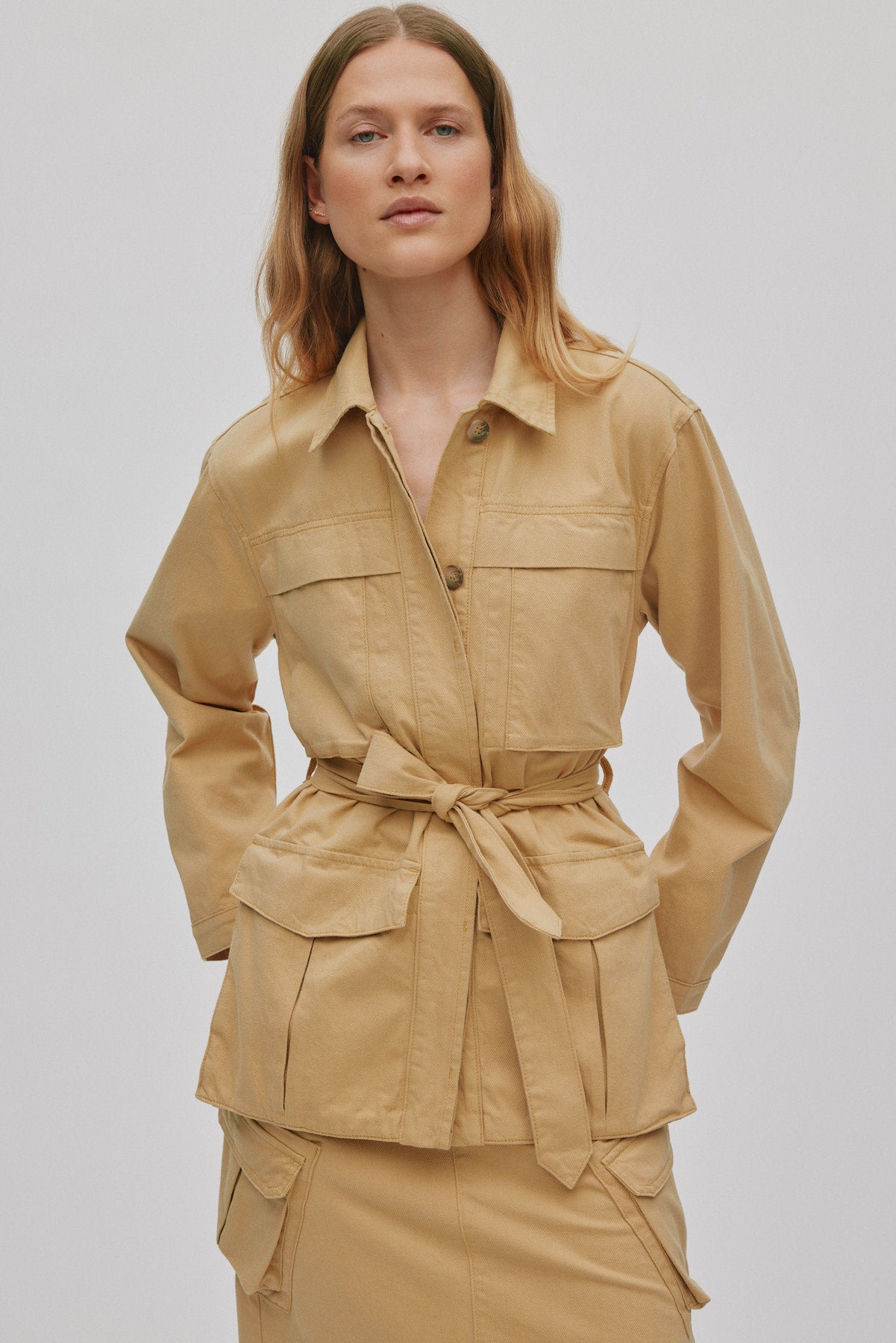 Sienna - Texture canvas belted jacket I Sand 1 - Rabens Saloner