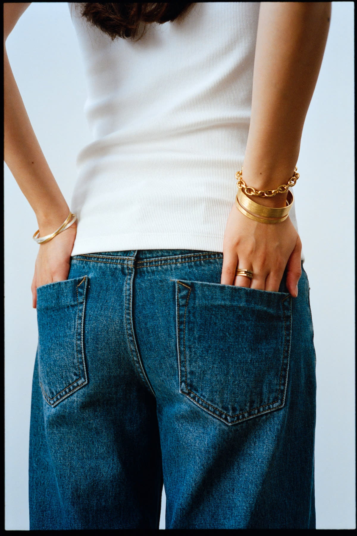 Slim hammered bracelet - Rabens Momento I Silver with Gold 6 - Rabens Saloner