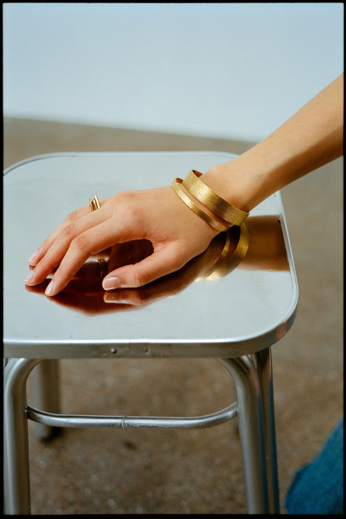 Carved wide bracelet - Rabens Momento I Gold 3 - Rabens Saloner